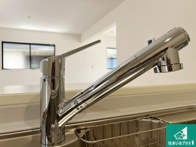 富田林市喜志町　新築一戸建ての設備|浄水器を内蔵！炊飯時、お茶を作る時に安心してお水を使えます！お湯と冷水、浄水と原水、シャワーの切替えもワンタッチです！