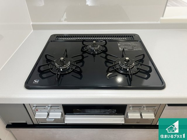 富田林市喜志町　新築一戸建ての設備|ダブル高火力Ｓｉセンサー付きコンロ！３口あるので、まとめて料理をする時も大活躍！
