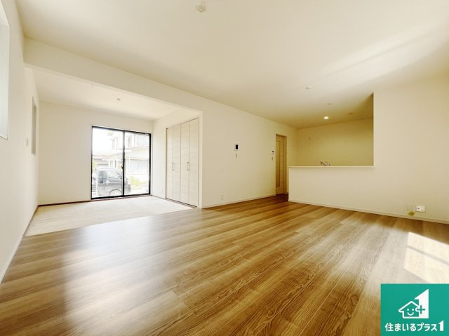 富田林市喜志町　新築一戸建ての居間・リビング|日当たり良好の明るいリビングで朝の目覚めもスッキリできそう！対面キッチンでご家族のコミュニケーションも自然と増える設計！小さなお子様が遊ぶスペースを作っても広々とくつろげるLDK！