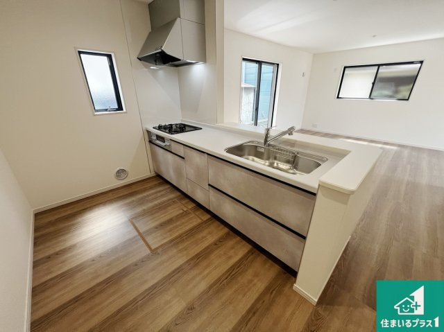 富田林市喜志町　新築一戸建てのキッチン|リビングと統一感があり、使い勝手のいいキッチン。広々としているので、二人並んで作業が出来ちゃいます。お子様と一緒に色々なお料理に挑戦できるスペースがあります。