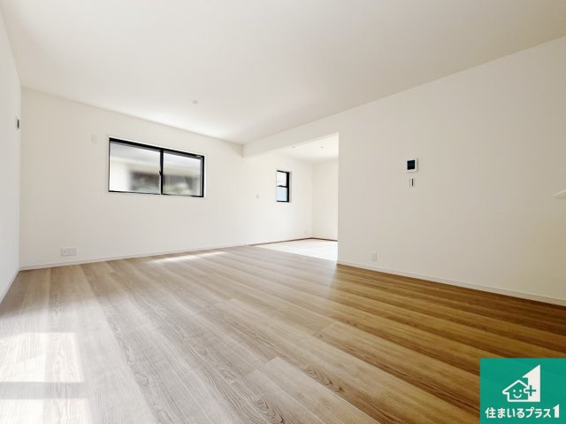 富田林市喜志町　新築一戸建ての居間・リビング|明るいリビングで朝の目覚めもスッキリできそう！対面キッチンでご家族のコミュニケーションも自然と増える設計！小さなお子様が遊ぶスペースを作っても広々とくつろげるLDK！