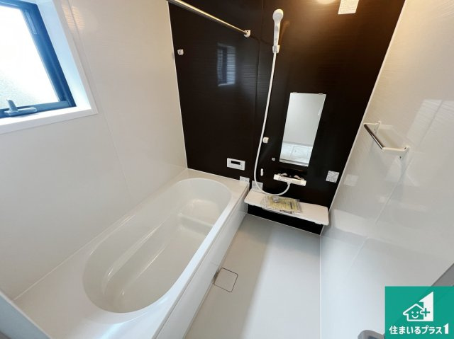 富田林市喜志町　新築一戸建ての浴室|足をゆったり伸ばして寛げる浴槽です。窓が設けられていますので差し込む光が明るく穏やかな雰囲気にしてくれます♪浴室乾燥機も設置しているので、雨の日の洗濯物も安心です♪