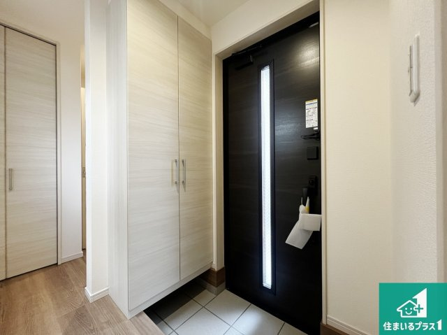 富田林市喜志町　新築一戸建ての玄関|シューズボックスにはたくさんの靴が収納できるので玄関周りはいつもスッキリ！ご家族が増えても安心！