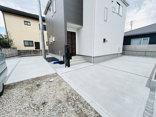 新築　高崎市下小鳥町2期　GRAFARE　3号棟の駐車場|現地写真　駐車スペースは2台分可能です！
