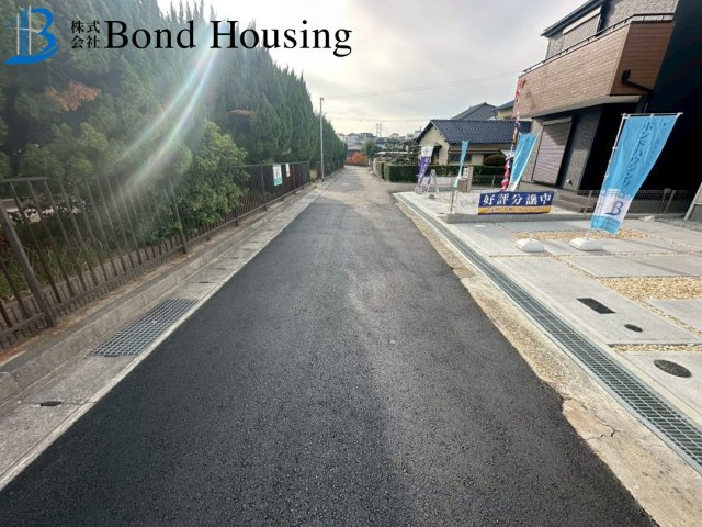 LDK18.5帖・お車並列２台駐車可・高丸　全３棟　3号棟の前面道路含む現地写真