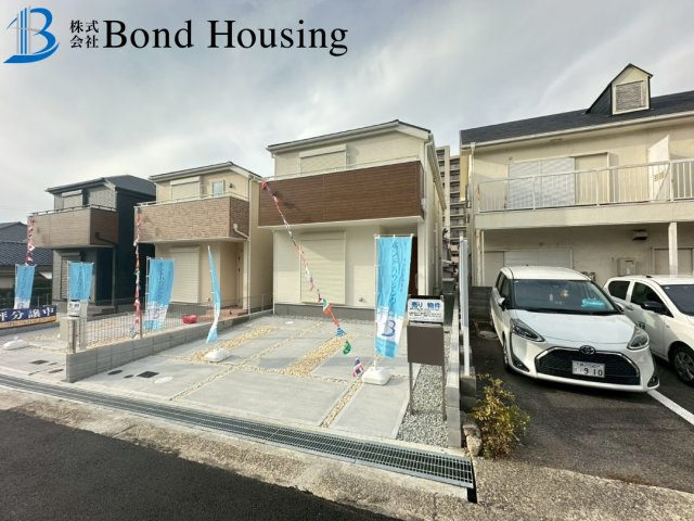LDK18.5帖・お車並列２台駐車可・高丸　全３棟　3号棟の前面道路含む現地写真