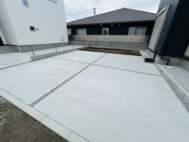 新築　高崎市下小鳥町2期　GRAFARE　4号棟の駐車場|現地写真　駐車スペースは並列2台分可能です！

