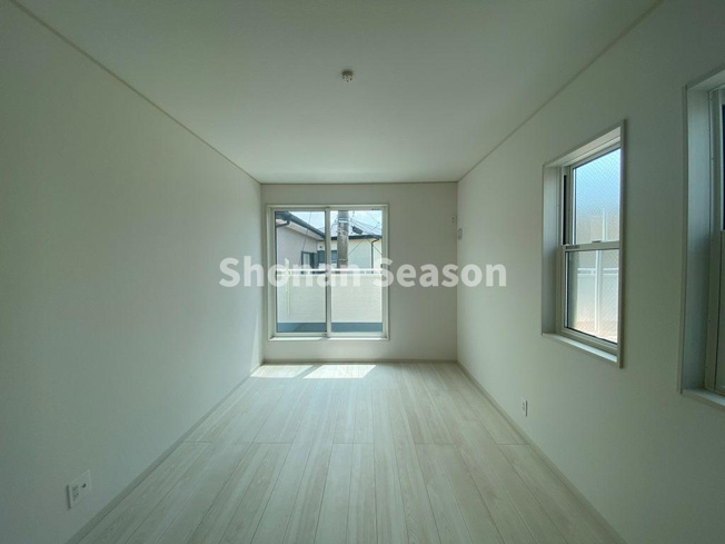 【洋室】 | 食べこぼしもサッと拭きとれるフローリング！
毎日のお掃除も楽々ですよ♪