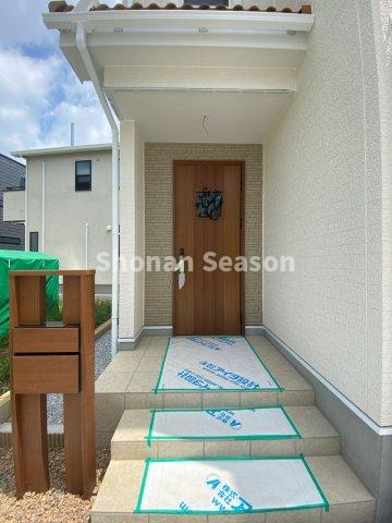 【玄関】 | 来訪者を目視できるモニターフォン！
女性・お子様一人での留守番時も安心です♪