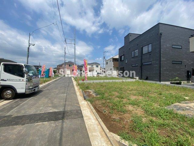 【周辺】 | ご近所つきあいしやすく、新天地でもコミュニティが築ける全８区画の分譲地内◎
同じ時期に入居されるご家族も多く、見守り合いながら子育てできるロケーションにございます♪