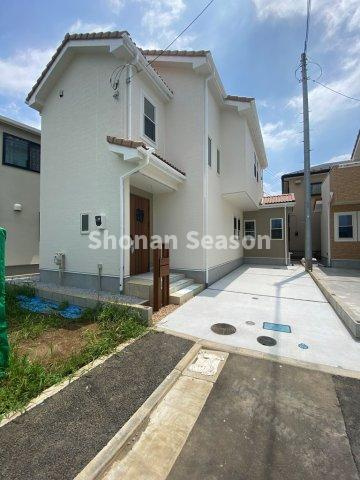 【駐車場】 | 前面道路との高低差なく、駐車もスムーズ！
ご近所つきあいしやすい全８区画の分譲地内にございます♪