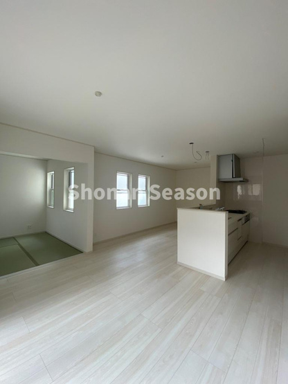 【居間・リビング】 | リビングには４．５帖の和室が隣接！
育児・家事・客間に用途を限りません♪