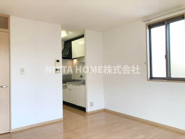 グリュック　タカラの居間・リビング|リビングルームは１２．２帖です＊オープンキッチンを採用◇