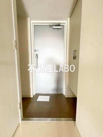 レジュールアッシュ弁天の玄関