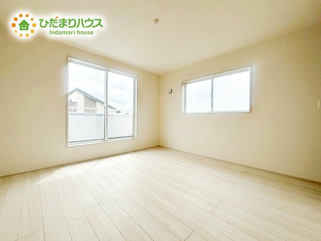 【寝室】 | 水戸河和田町3期　新築戸建　1号棟 | バルコニーに面していて、たっぷり光りの入る明るい主寝室です！
