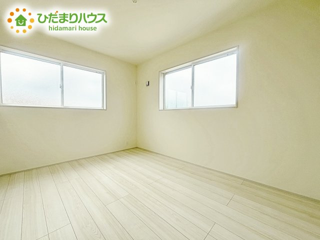 【洋室】 | 水戸河和田町3期　新築戸建　1号棟 | 二面採光の設計で明るい時間帯は陽が入り、リラックス出来るお部屋となっています。