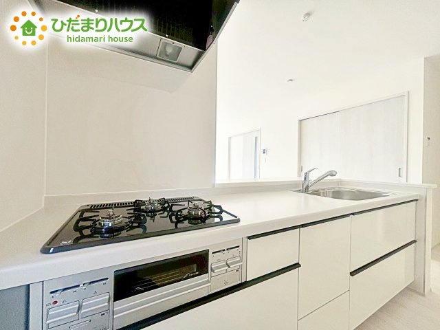 【キッチン】 | 水戸河和田町3期　新築戸建　1号棟 | 3口コンロが嬉しいシステムキッチン♪広いシンクや作業台でお料理が捗ります♪