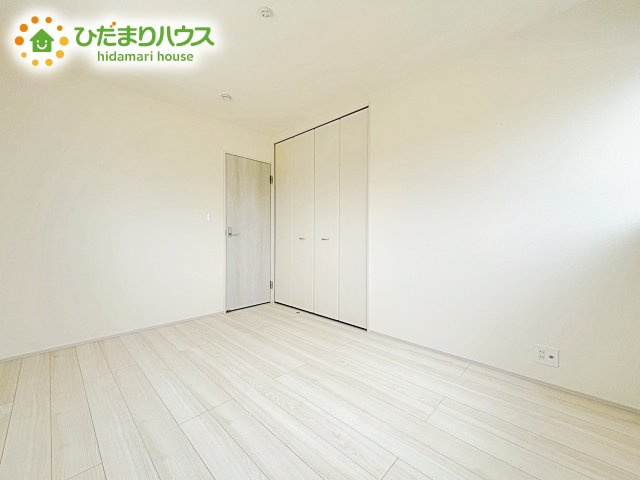 【洋室】 | 水戸河和田町3期　新築戸建　1号棟 | 白い壁の洋室は、太陽の光だけでも十分明るく感じられますね