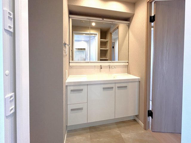 レジデンシャルステートタワー南千住の独立洗面台|【パウダールーム】
三面鏡タイプの洗面化粧台を採用し、キャビネット収納はぎっしり色々な物を収納でき下部収納もございます。シャワーヘッドタイプを採用しておりますのでお掃除など楽々できます。