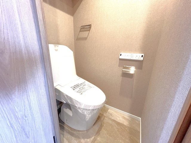 レジデンシャルステートタワー南千住のトイレ|十分なスペースを確保したトイレ。
収納もございますのでシンプルな空間を保てます。