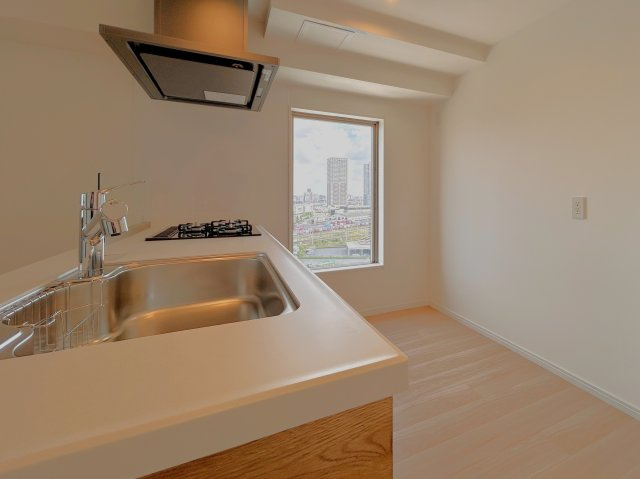 レジデンシャルステートタワー南千住のキッチン|会話が弾む対面型キッチン。お洒落な食器類を余裕で収納できるスペース。動きやすい女性目線のキッチン動線。これからはお料理をつくる時間が劇的に変わります。