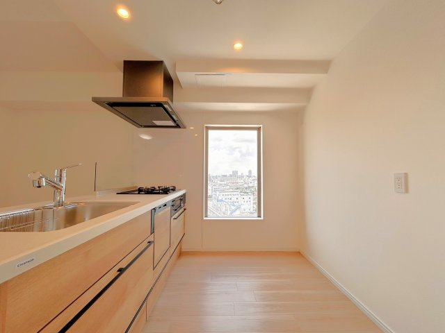 レジデンシャルステートタワー南千住のキッチン|とても広々としたキッチンスペース。まるで絵画のように見える枠はFIX窓です。様々な使い方が想像できます。