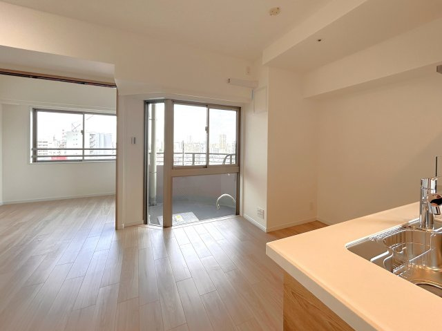 レジデンシャルステートタワー南千住の居間・リビング|～Ｌiving room～
優しくリビングに注ぐ日差しはまるで「陽だまり」の様な暖かさ。高い断熱性はエアコンを使いすぎず快適な居住空間を創造しています。