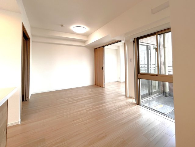 レジデンシャルステートタワー南千住の居間・リビング|家族みんなが爽やかに健やかに過ごせるように、溢れる光をたっぷり取り込んだリビングダイニング。集いの場、憩いの場としての快適性を求めたやすらぎの空間です