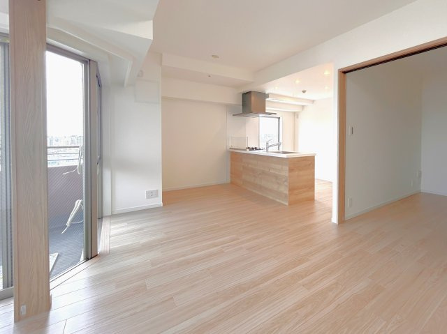 レジデンシャルステートタワー南千住の居間・リビング|ご家族やお客様との時間など、多くの時を刻む空間。何気なく過ぎる時でさえも上質なひと時となる快適な空間を目指して。