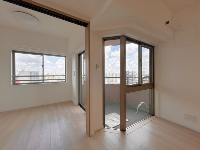 レジデンシャルステートタワー南千住の洋室|～Bed room～
バルコニーから陽当たりが差し込みますので、日中は電気など必要ない明るさとなっております。