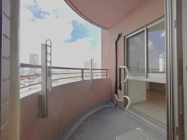 レジデンシャルステートタワー南千住のバルコニー|太陽の温かな温もりをめいいっぱい受け止めてくれます。太陽の光と爽やかな風を受けたお洗濯物はあっという間に乾き、取りこむ時には太陽の匂いを感じられそですね。