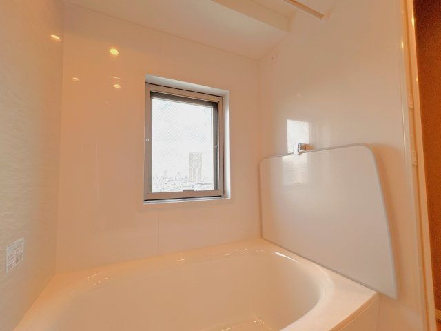 レジデンシャルステートタワー南千住の浴室|お風呂にも窓があるうれしい設計。