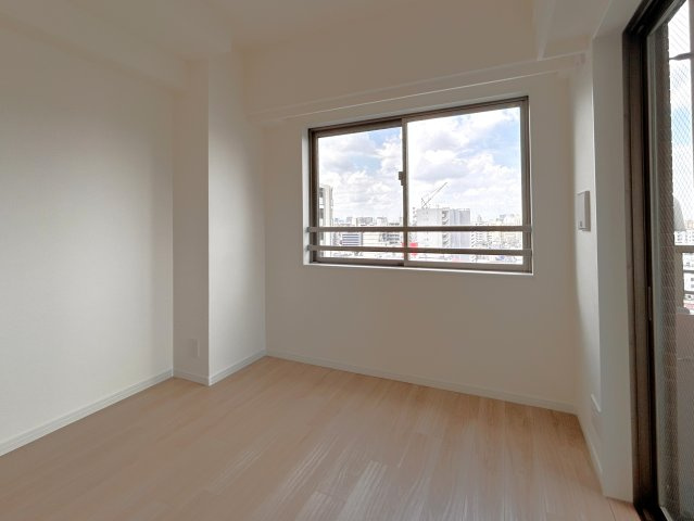 レジデンシャルステートタワー南千住の洋室|穏やかな風と陽光を導き、プライバシーに配慮された設計プランを採用し、居住性を一段と心地よいものにしています。明るく開放的な空間を演出しております。