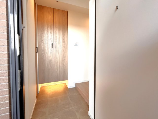 レジデンシャルステートタワー南千住の玄関|玄関ホールがスッキリ広々としていると帰る時も出ていく時も気持ちが良い。来客を出迎える玄関が綺麗ならその家の印象が良くなる。
