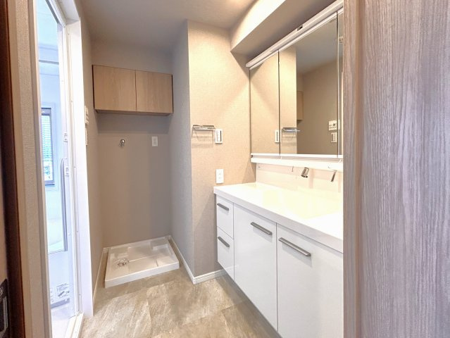 レジデンシャルステートタワー南千住の洗面所|落ち着いた空間を演出するカラーと、ゆったり落ち着いてお使い頂ける広さが魅力のパウダールーム。居室からも独立しており、プライベート空間を保ちます。