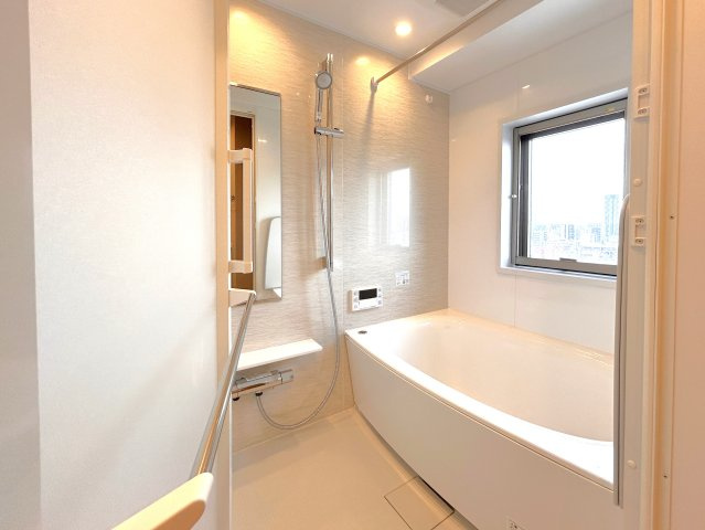 レジデンシャルステートタワー南千住の浴室|【お風呂】
足を伸ばせる浴槽＆ワンタッチでお湯張や追焚が出来るオートバスで1日の疲れも快適にリフレッシュ。雨のお洗濯に威力を発揮する浴室換気乾燥機付き。