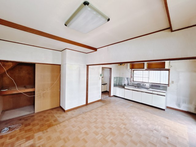 【中古戸建】高崎市片岡町の居間・リビング|ポカポカ日向ぼっこをしながらお昼寝をするのもいいですね♪明るいリビングに気分も晴れやかに♪