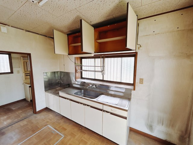 【中古戸建】高崎市片岡町のキッチン|広々とした空間の中で楽しく食事やお菓子作りが出来ますね♪