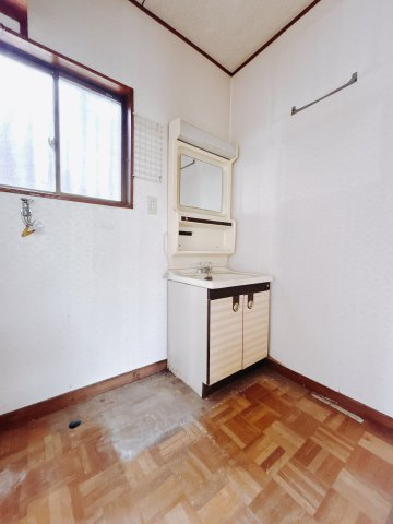 【中古戸建】高崎市片岡町の独立洗面台|通常より広いタイプの洗面所になっています。のびのびと使える洗面所には寒い冬にストーブをおいても邪魔になりません♪