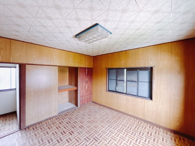 【中古戸建】高崎市片岡町の洋室|「今日も一日お疲れ様」とご夫婦でゆったりくつろげる寝室。毎日の家事やお仕事に疲れた日はフカフカのベットで癒されてください。テレビや本棚をおいても快適な広さなのが自慢のお部屋です♪