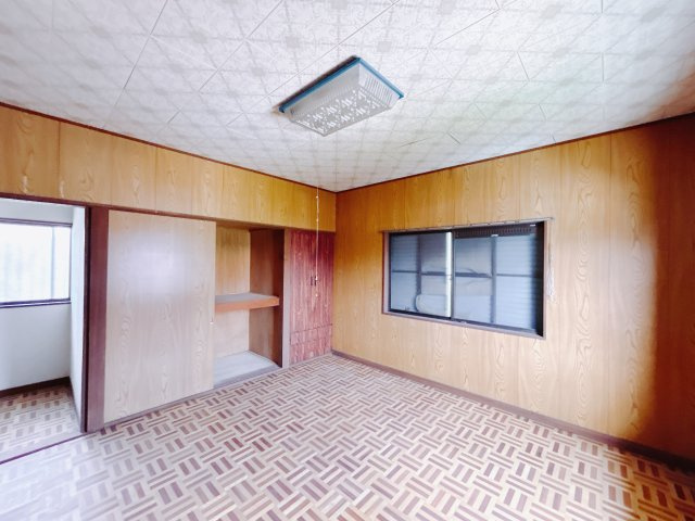 【中古戸建】高崎市片岡町の洋室|ダブルベッドを置いても充分な広さを2Ｆのお部屋に設けております。お子様と家族みんなで寝るのも夢じゃありません♪窓からは光が差し込むので日中でも明るいお部屋です。