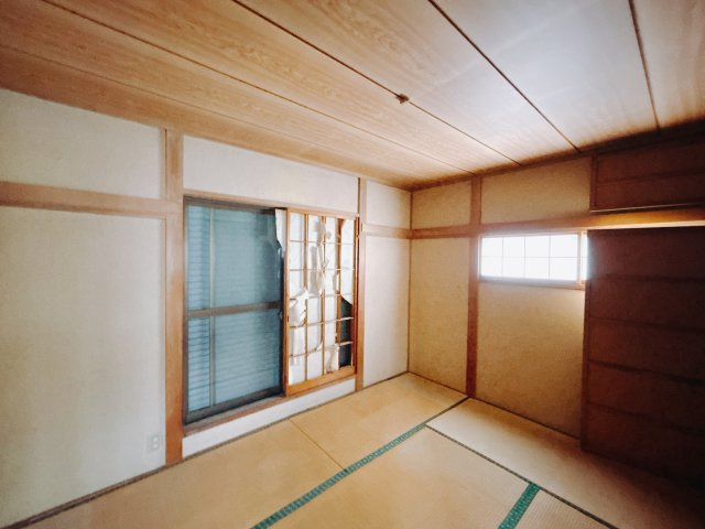 【中古戸建】高崎市片岡町の和室|和室を書斎にしたり、冬にはコタツを敷いて家族みんなで年越しをするのもいいですね。家族みんなのお気に入りの空間になります♪