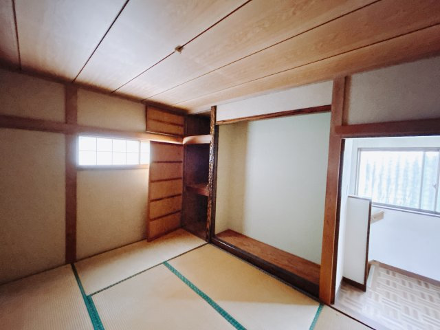 【中古戸建】高崎市片岡町の和室|和室を書斎にしたり、冬にはコタツを敷いて家族みんなで年越しをするのもいいですね。家族みんなのお気に入りの空間になります♪