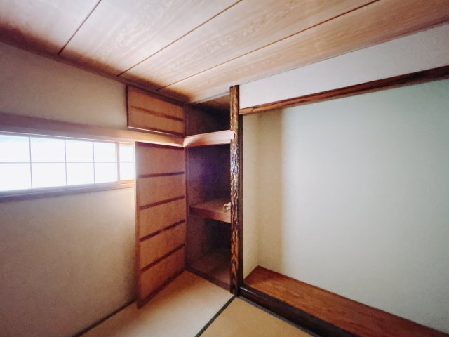 【中古戸建】高崎市片岡町の和室|フローリングでは感じることのできない圧倒的な寛ぎやすさを実感してください。独立しているので周りを気にせず寝そべることもできますね♪