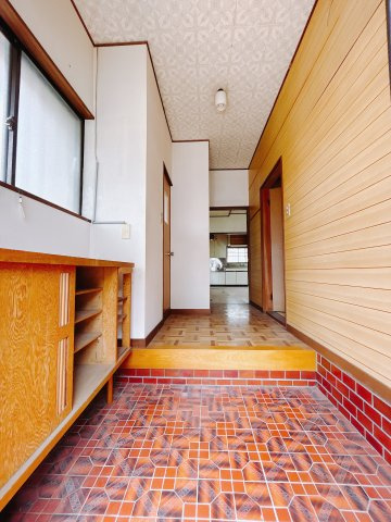 【中古戸建】高崎市片岡町の玄関|毎日の「いってらっしゃい」や「お帰りなさい」を大切なご家族と過ごす玄関は〈使いやすさ〉を追求しております。玄関横の物入は急な来客時でもさっとお片付けできるスペースを確保しています。