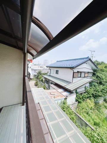 【中古戸建】高崎市片岡町のバルコニー|バルコニーから入る日差しは暖かく、爽快な朝の目覚めを促してくれます♪洗濯物やお布団を干して太陽の香りを吸い込んだお布団で夜はおやすみください。