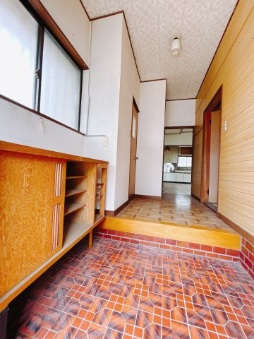 【中古戸建】高崎市片岡町の玄関|毎日の「いってらっしゃい」や「お帰りなさい」を大切なご家族と過ごす玄関は〈使いやすさ〉を追求しております。玄関横の物入は急な来客時でもさっとお片付けできるスペースを確保しています。