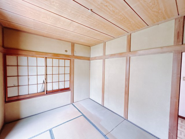 【中古戸建】高崎市片岡町の和室|扉付きの和室なのでプライベートな空間にもなります。ご両親がお泊りになっても、ぬくもりを感じられる和室でゆっくりとお寛ぎいただけます♪