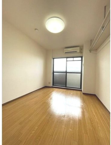 サンユタカマンションの洋室