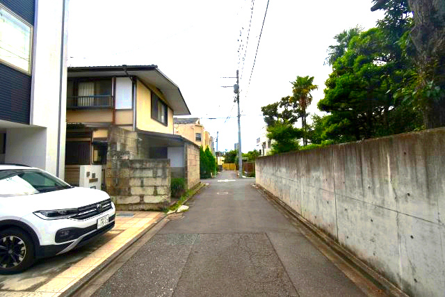 弥生町5丁目・中古戸建の前面道路含む現地写真|前面道路も広く、お車の出し入れも楽々♪